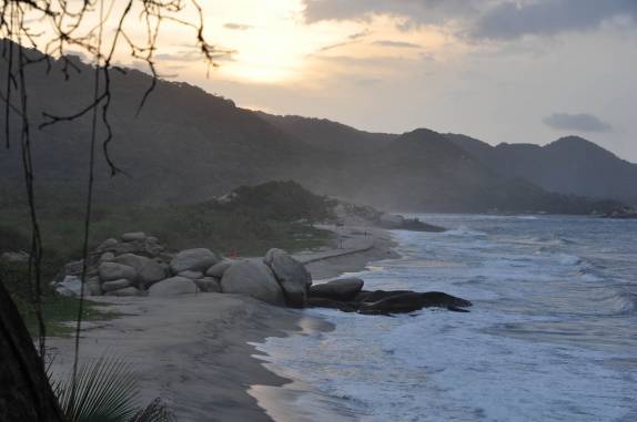 Chegando às praias ao mesmo tempo em que o sol se punha, na trilha através do Parque Nacional Tayrona, no litoral norte da Colômbia